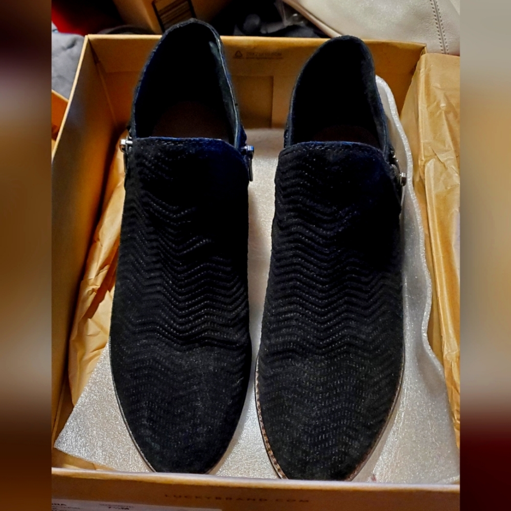 Women's Luckybrand suede booties